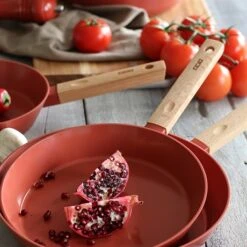 Poêle Ector Induction Aluminium Revêtu Manche En Bois 24 Cm Rouge 7 Poêle Ector Induction Aluminium Revêtu Manche En Bois 24 Cm Rouge -Kitchen Aid Boutique 108013 2 1 Poele Ector induction aluminium revetu manche en bois 24 cm rouge Ogo