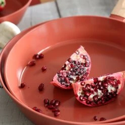 Poêle Ector Induction Aluminium Revêtu Manche En Bois 28 Cm Rouge -Kitchen Aid Boutique 108014 2 2 Poele Ector induction aluminium revetu manche en bois 28 cm rouge Ogo