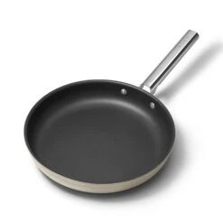 Smeg Poêle Aluminium Antiadhésive 30 Cm Crème Mat -Kitchen Aid Boutique 131023 3 1 Poele aluminium antiadhesive 30 cm creme mat Smeg